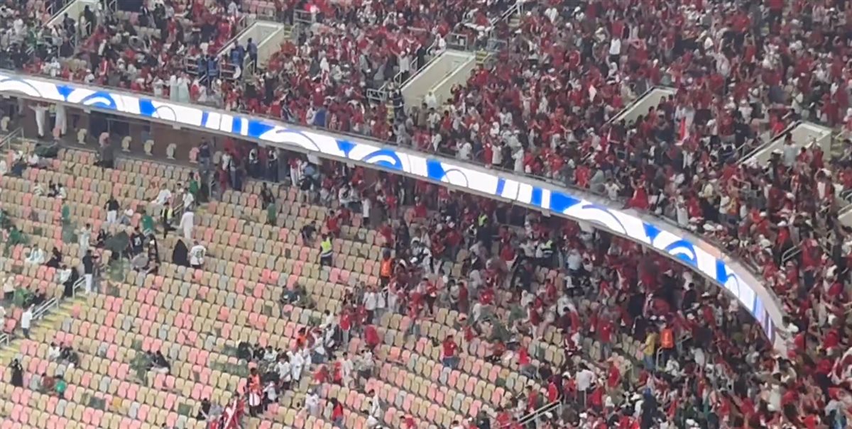 <strong>جماهير إندونيسيا تغزو مدرجات معلب الجوهرة في مواجهة السعودية بتصفيات كأس العالم 2026</strong>