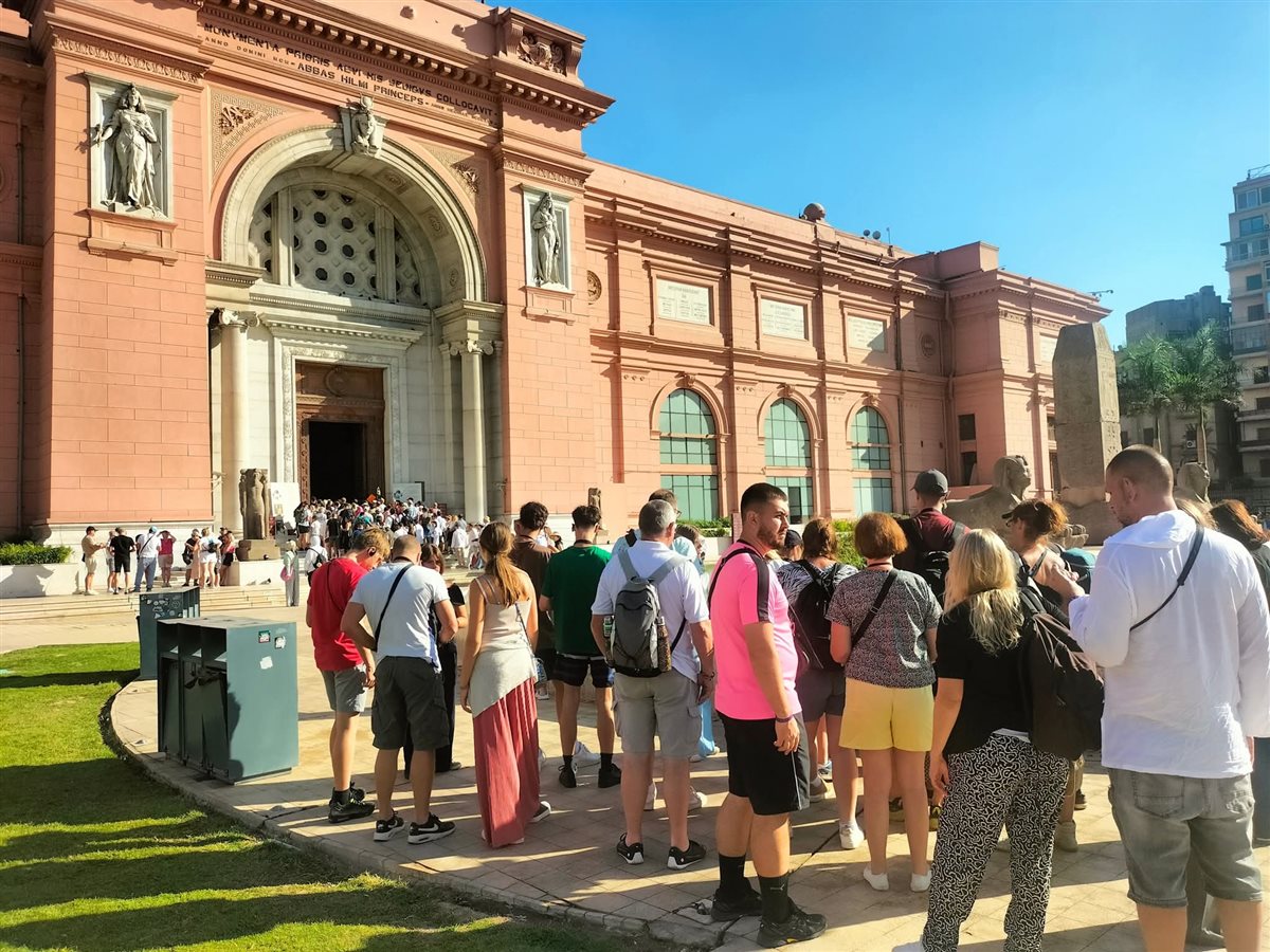 توافد كبير من السائحين على المتحف المصري بالتحرير
