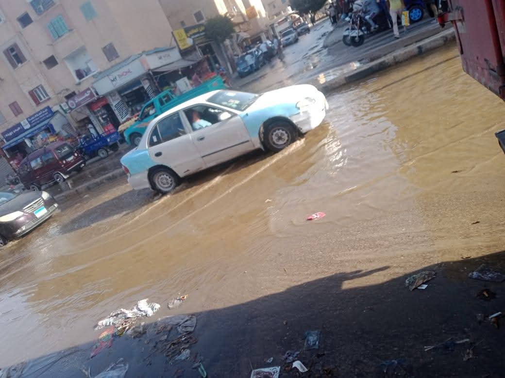 مياه الصرف الصحي تغرق شارع التهريب بمطروح وتثير غضب الأهالي