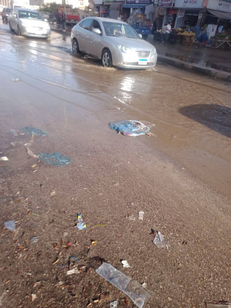 مياه الصرف الصحي تغرق شارع التهريب بمطروح وتثير غضب الأهالي