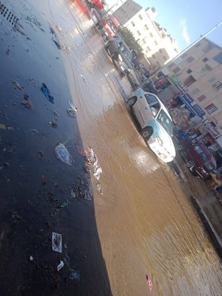 مياه الصرف الصحي تغرق شارع التهريب بمطروح وتثير غضب الأهالي