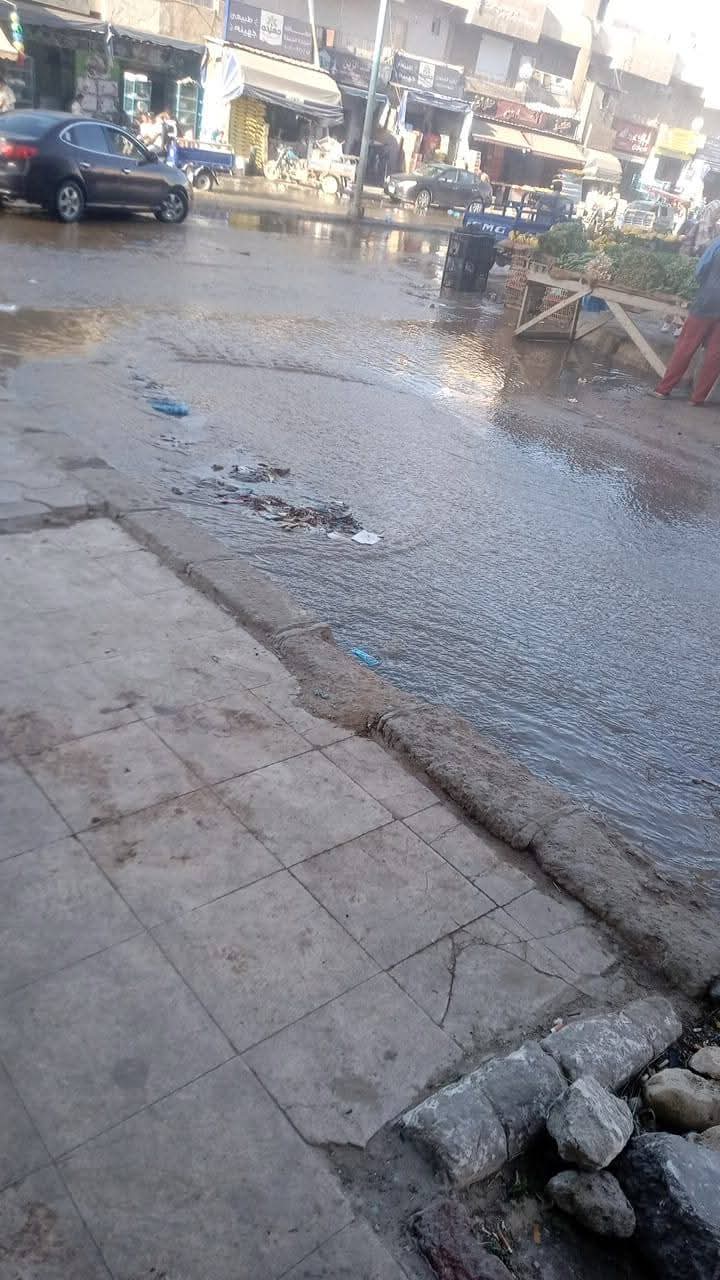 مياه الصرف الصحي تغرق شارع التهريب بمطروح وتثير غضب الأهالي