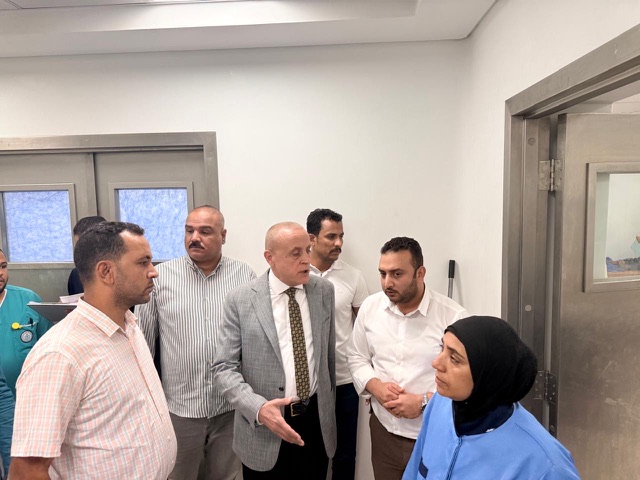 محافظ الاقصر يتفقد المصابين بالمجمع الطبي الدولي