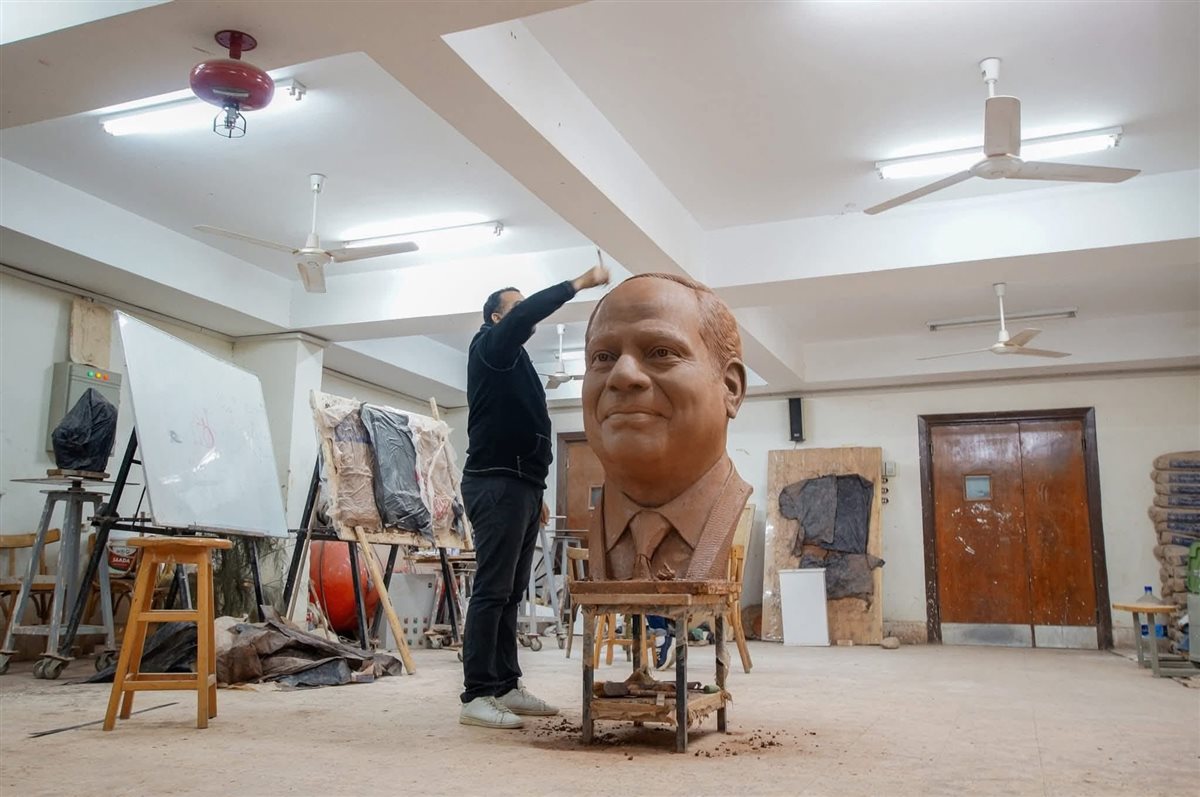 أستاذ نحت يصمم تمثال للرئيس السيسي ويلقي إشادة كبيرة