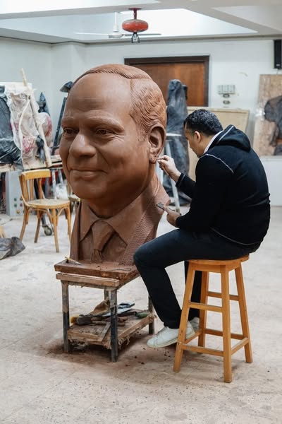 أستاذ نحت يصمم تمثال للرئيس السيسي ويلقي إشادة كبيرة