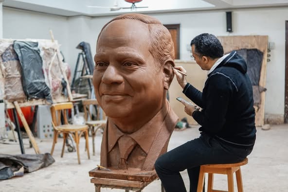 أستاذ نحت يصمم تمثال للرئيس السيسي ويلقي إشادة كبيرة