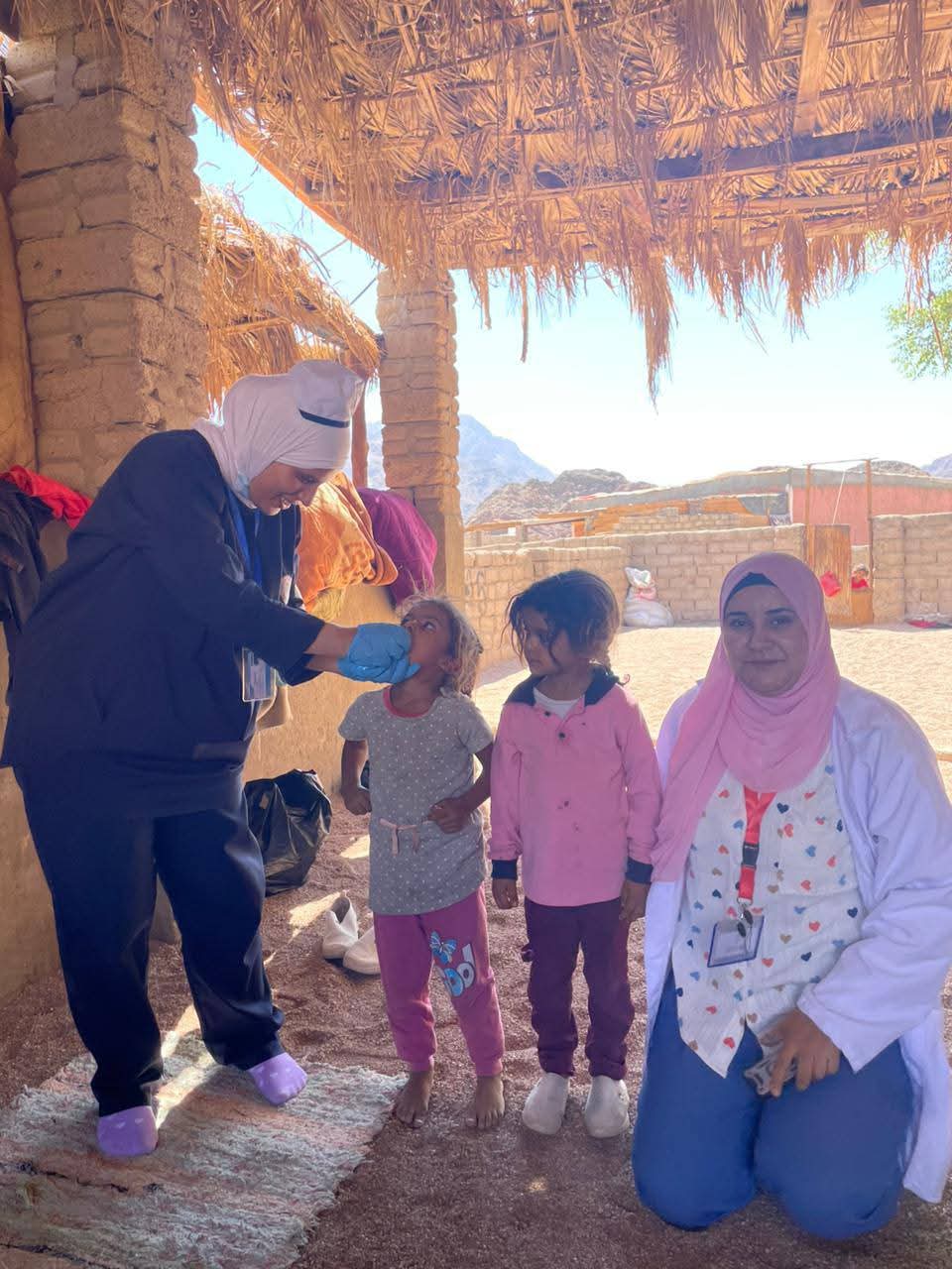 فرق طبية ميدانية تجوب وادي مجيرح بمدينة دهب لتطعيم الأطفال