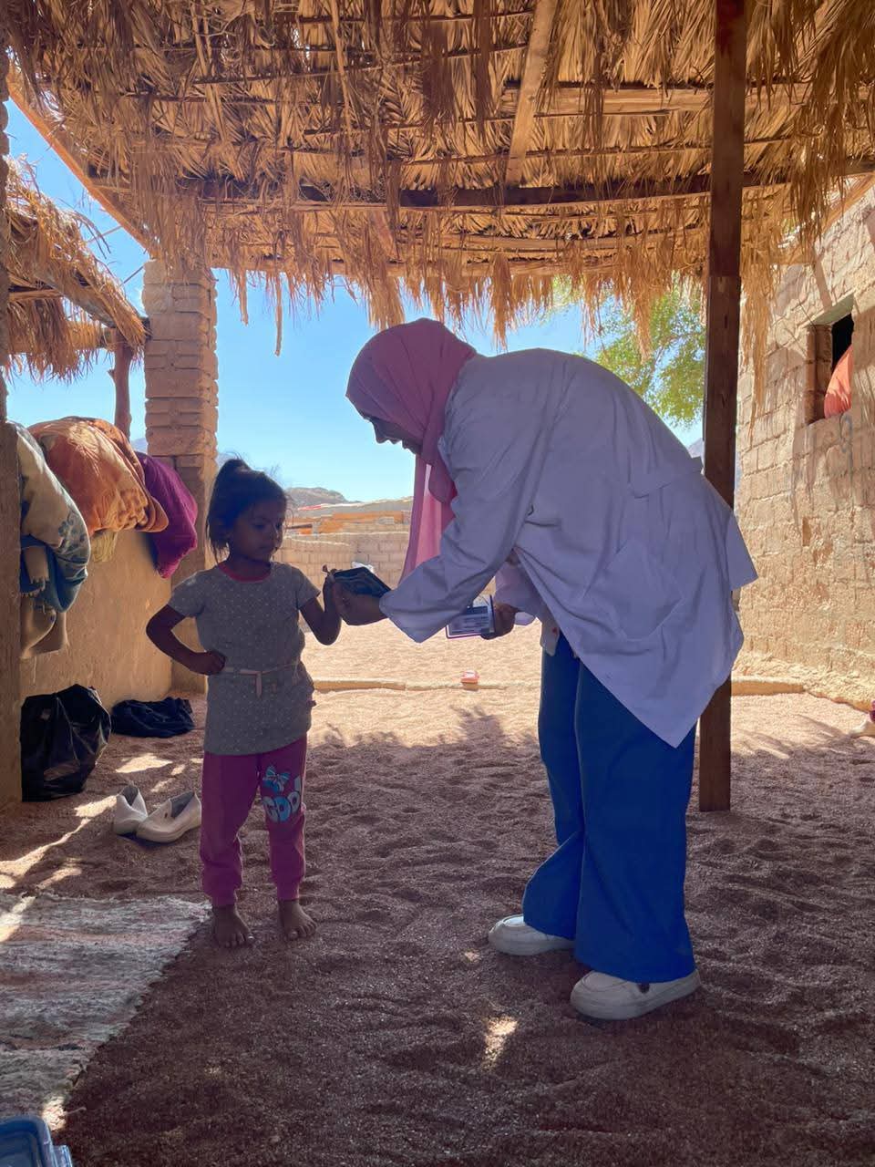 فرق طبية ميدانية تجوب وادي مجيرح بمدينة دهب لتطعيم الأطفال