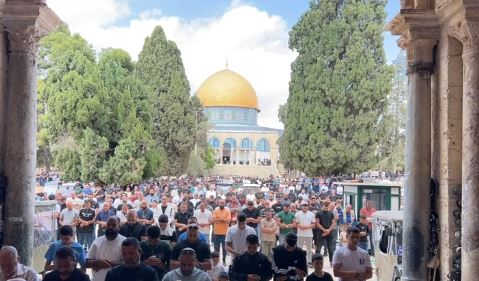 عشرات الآلاف المصلين يؤدون صلاة الجمعة في الأقصى
