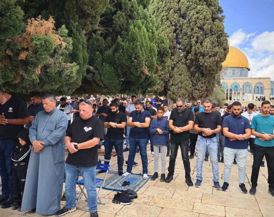 عشرات الآلاف المصلين يؤدون صلاة الجمعة في الأقصى