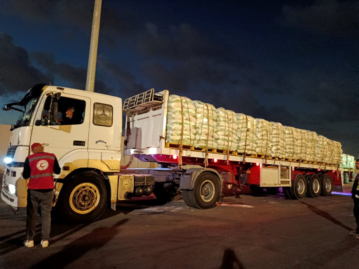 الهلال الأحمر المصري يدفع نحو 1600 طن من المساعدات العاجلة عبر قافلة «زاد العزة» الـ 48 إلى غزة 