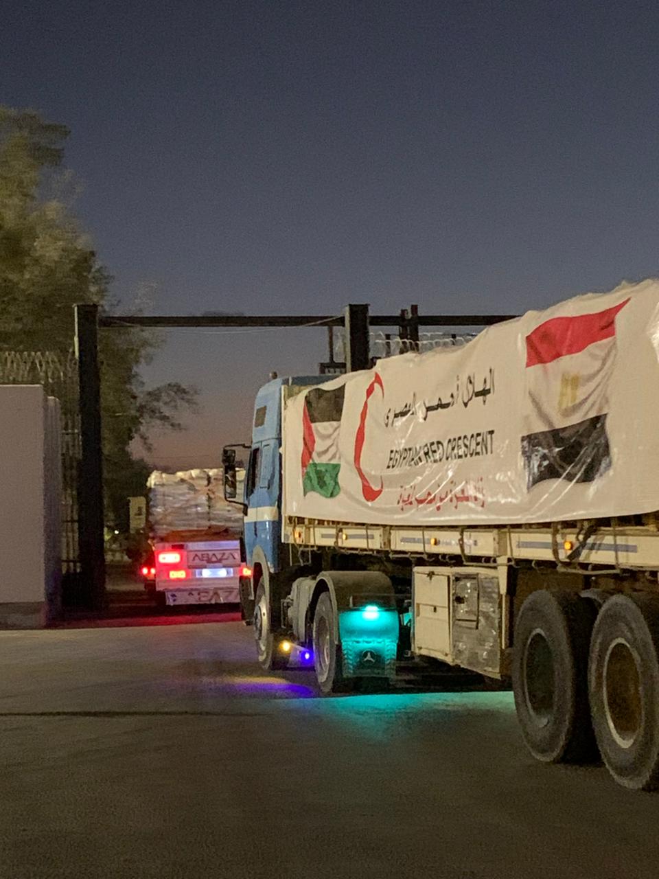الهلال الأحمر المصري يدفع نحو 1600 طن من المساعدات العاجلة عبر قافلة «زاد العزة» الـ 48 إلى غزة 