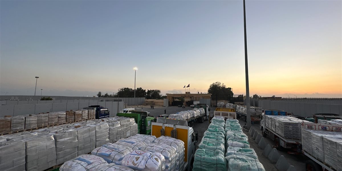 الهلال الأحمر المصري يدفع نحو 1600 طن من المساعدات العاجلة عبر قافلة «زاد العزة» الـ 48 إلى غزة 