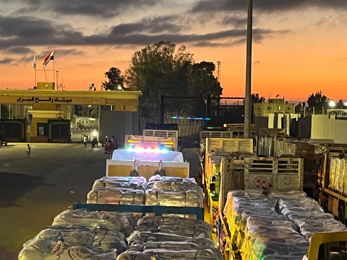 الهلال الأحمر المصري يدفع نحو 1600 طن من المساعدات العاجلة عبر قافلة «زاد العزة» الـ 48 إلى غزة 