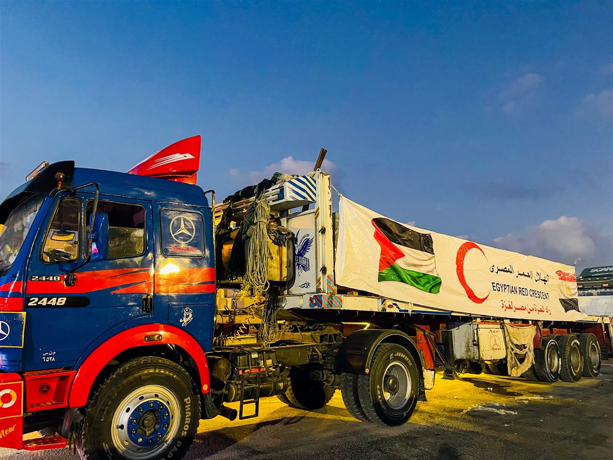 الهلال الأحمر المصري يدفع نحو 1600 طن من المساعدات العاجلة عبر قافلة «زاد العزة» الـ 48 إلى غزة 