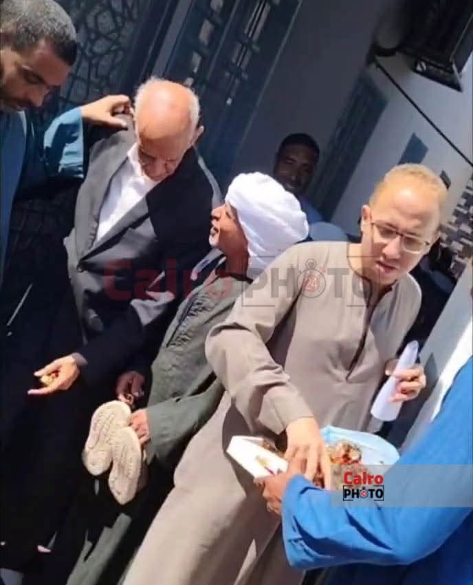 قبطي يوزع حلوى على المصلين خلال افتتاح مسجد في قنا