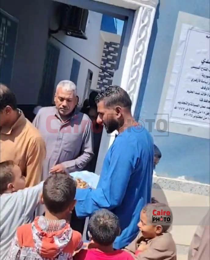 قبطي يوزع حلوى على المصلين خلال افتتاح مسجد في قنا