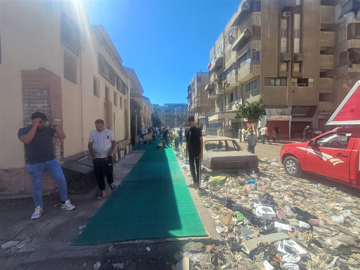 القمامة تغلق أبواب المسجد قبل ازالتها 