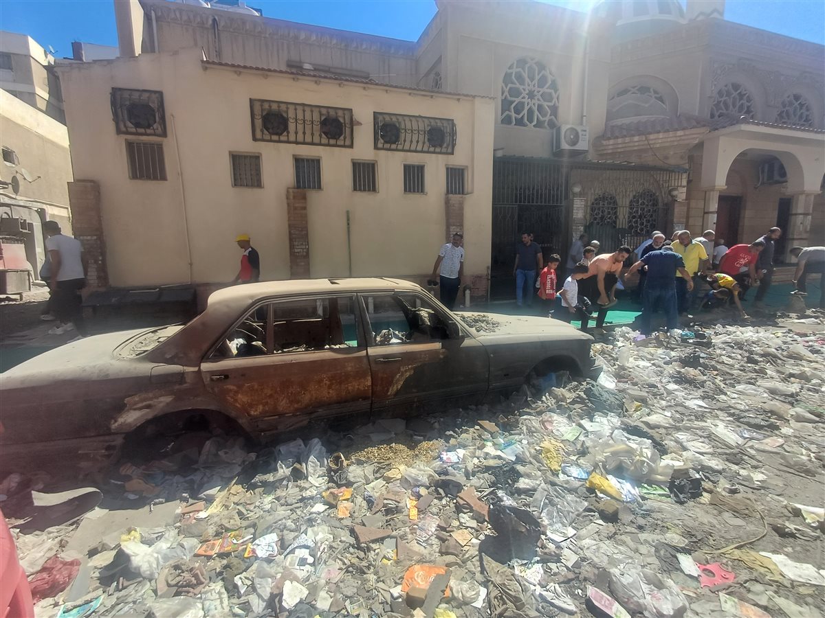 القمامة تغلق أبواب المسجد قبل ازالتها 