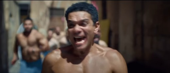 آسر ياسين يٌعيد تقديم مشهد الجري بالفوطة لـ أحمد زكي في فيلم إن غاب القط