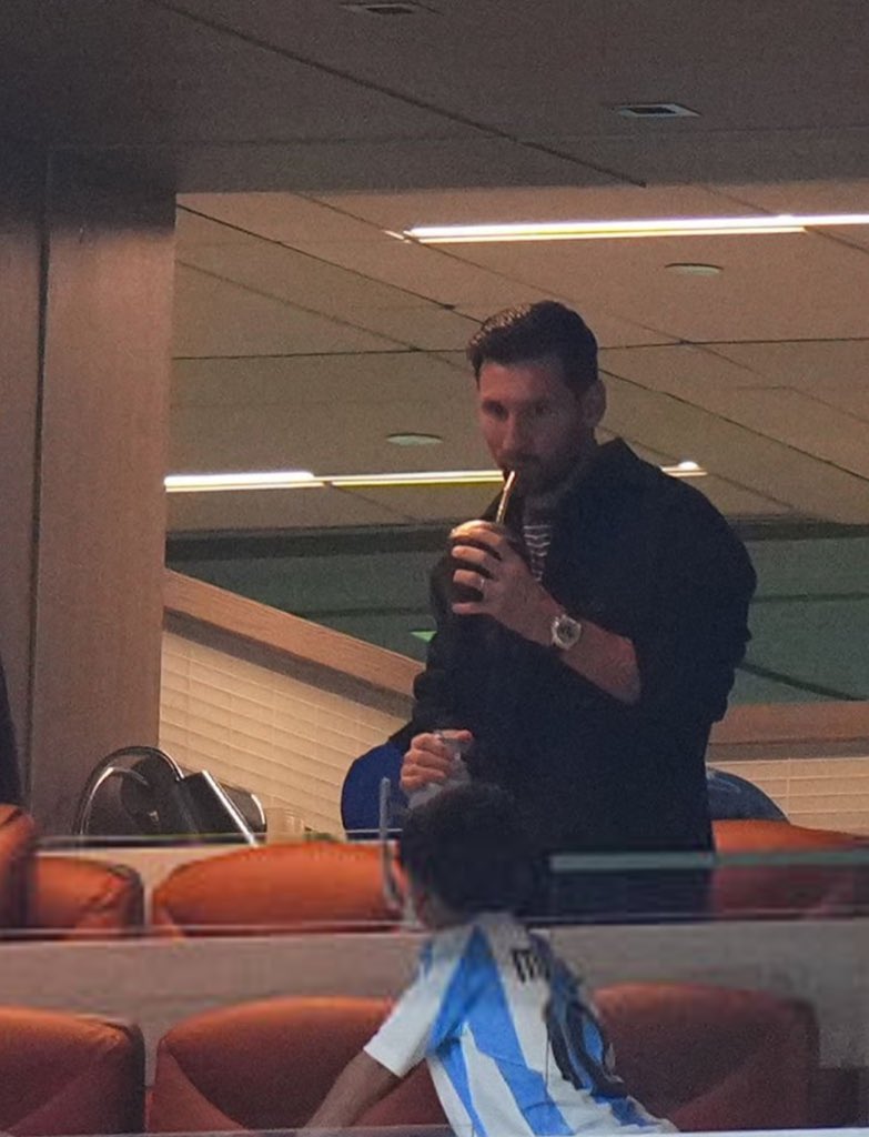 ليونيل ميسي يحضر مباراة الأرجنتين وفنزويلا من المدرجات