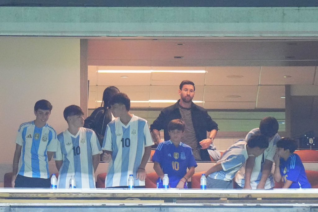 ليونيل ميسي يحضر مباراة الأرجنتين وفنزويلا من المدرجات