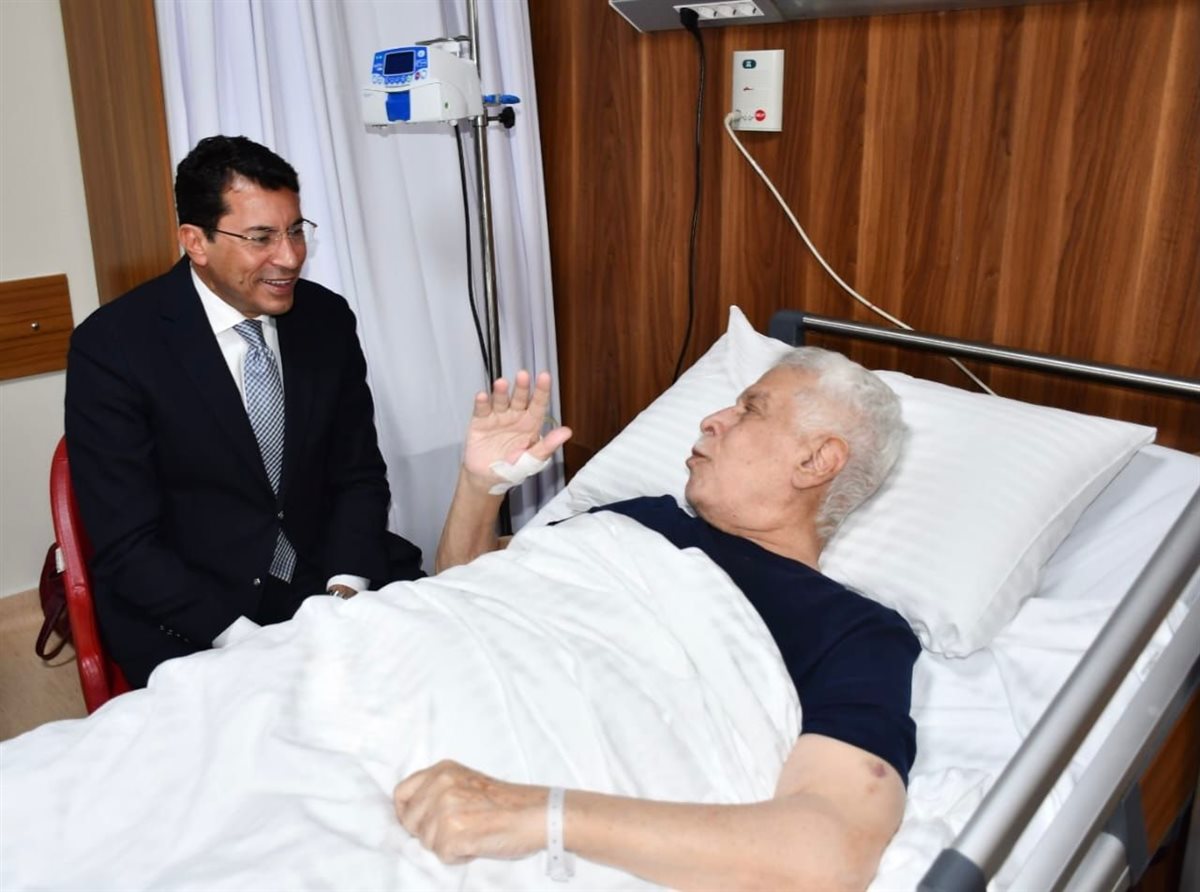 وزير الرياضة خلال الاطمئنان على حسن شحاتة