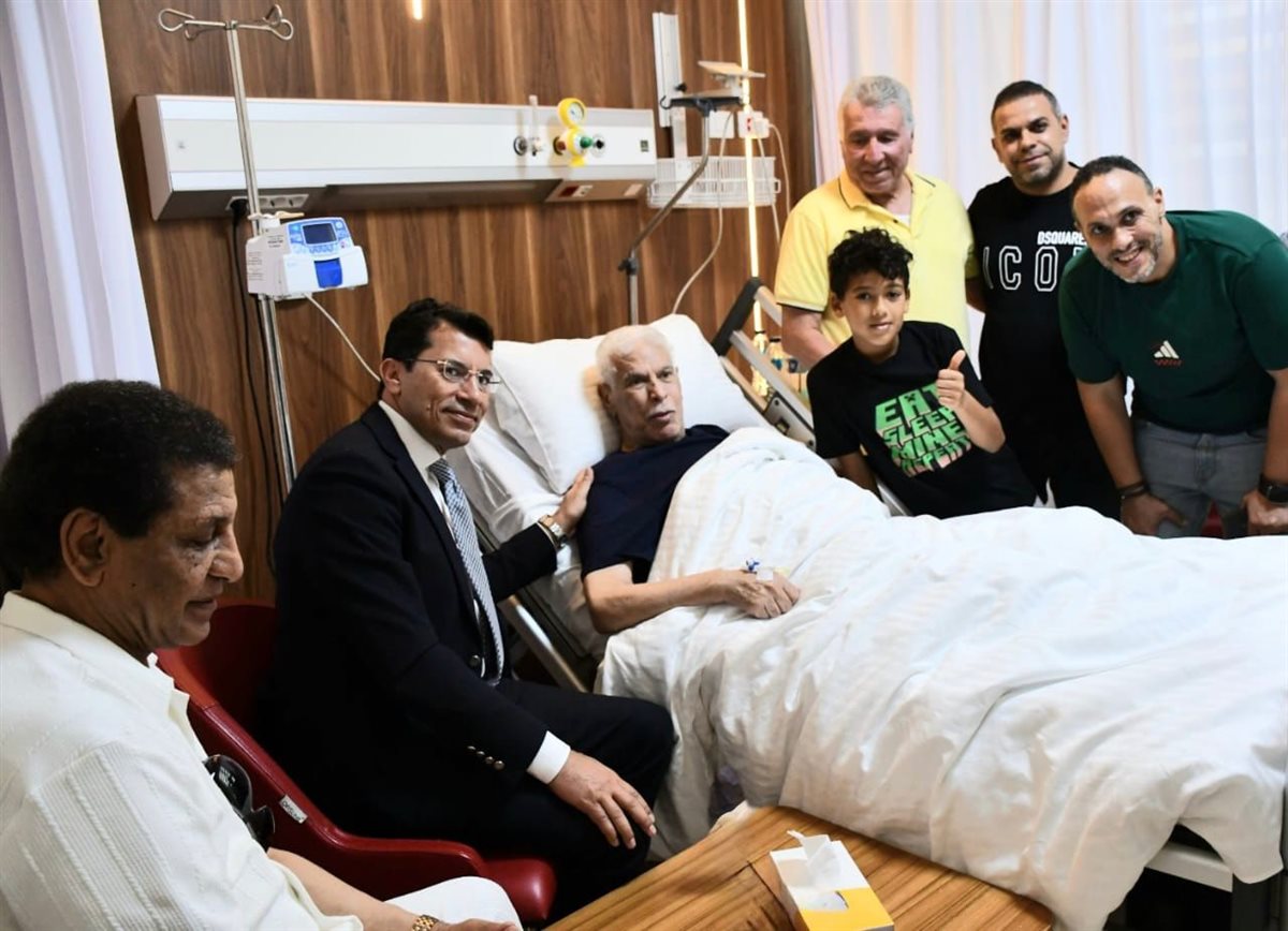 وزير الرياضة خلال الاطمئنان على حسن شحاتة