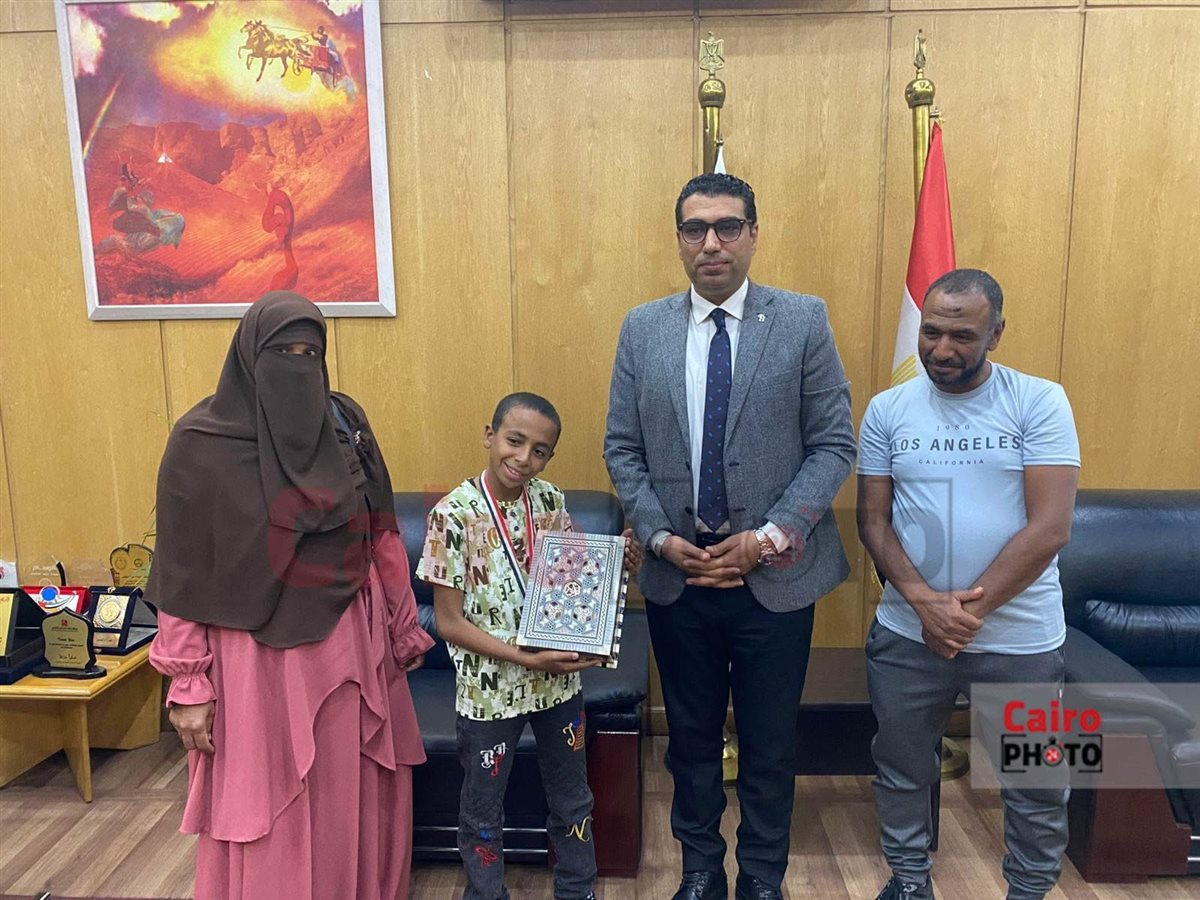 نائب محافظ الأقصر يكرم عبدالله