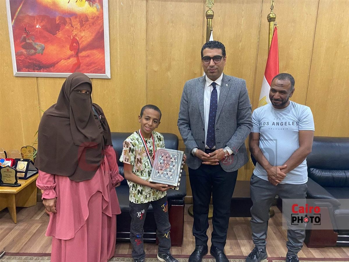 نائب محافظ الأقصر يكرم عبدالله