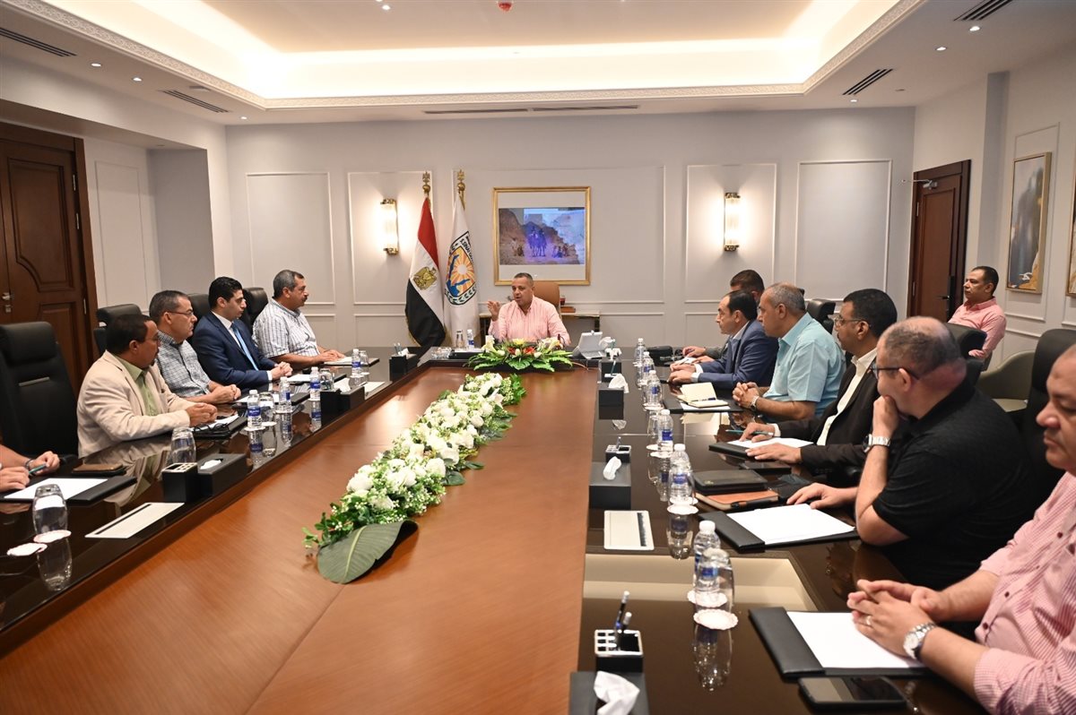 محافظ جنوب سيناء خلال الاجتماع