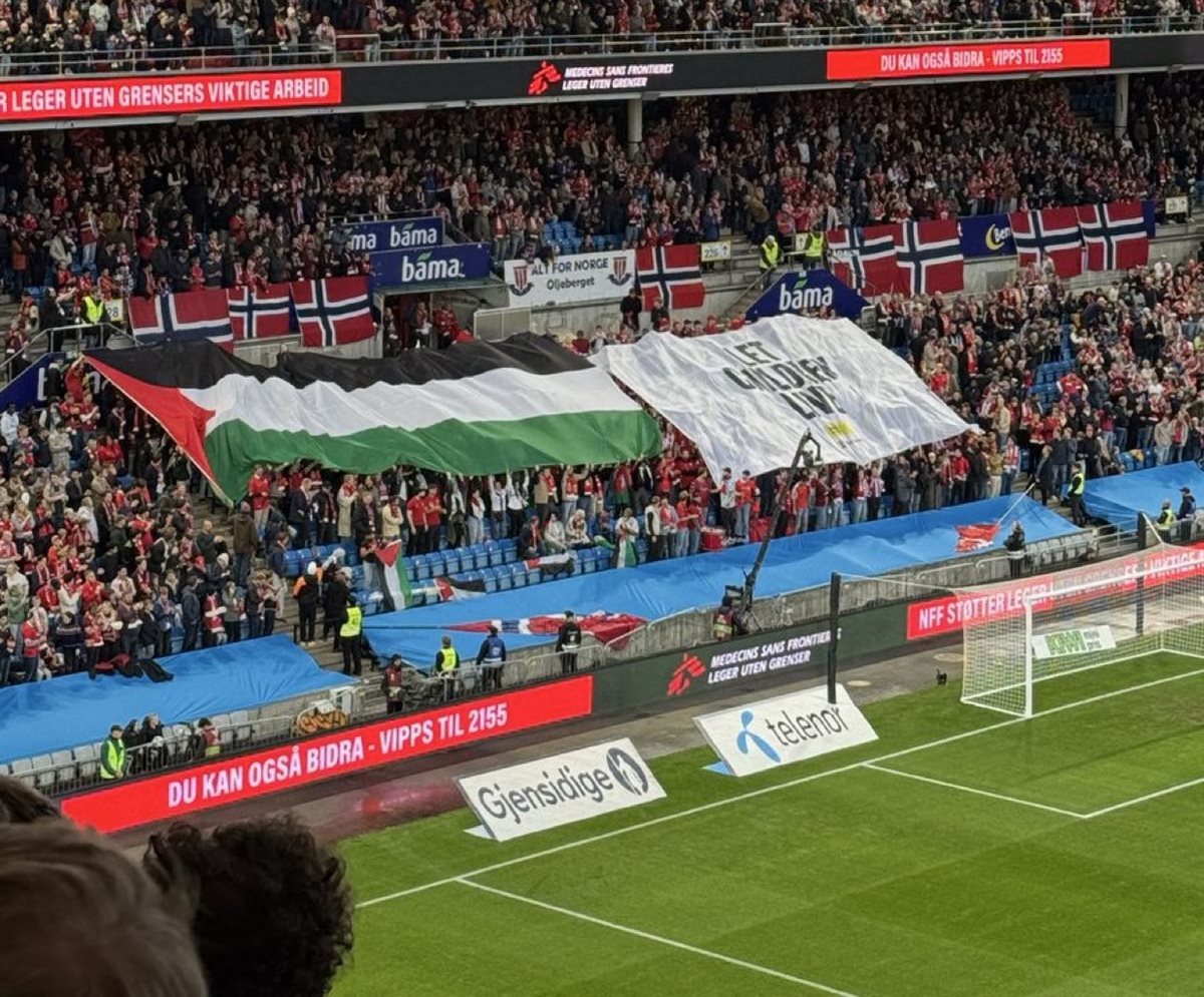 <strong>جماهير النرويج في مباراة إسرائيل بتصفيات كأس العالم 2026</strong>