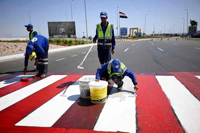 محافظ جنوب سيناء يتابع اللمسات النهائية بشرم الشيخ 