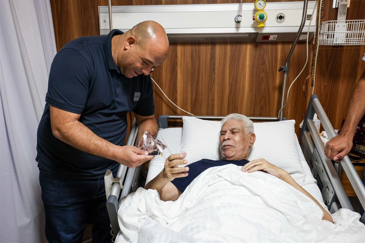 لاعبو النادي الأهلي يزورون حسن شحاتة للاطمئنان على صحته