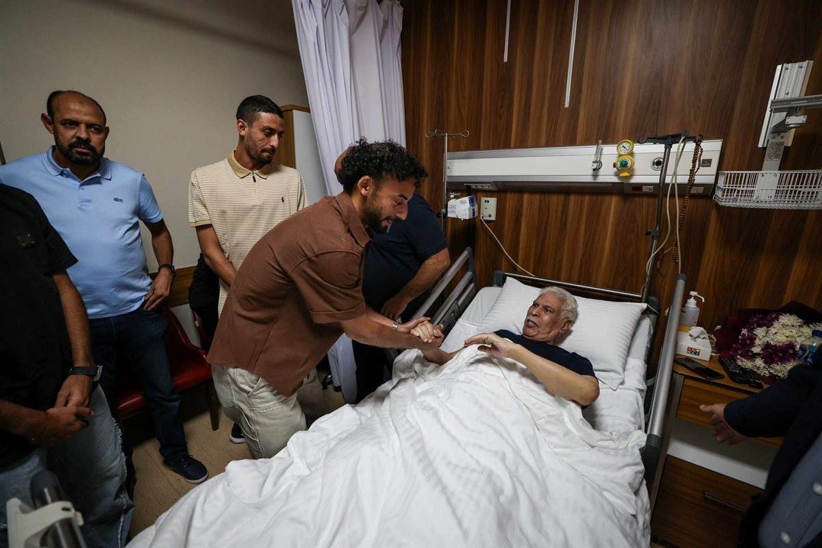 لاعبو النادي الأهلي يزورون حسن شحاتة للاطمئنان على صحته