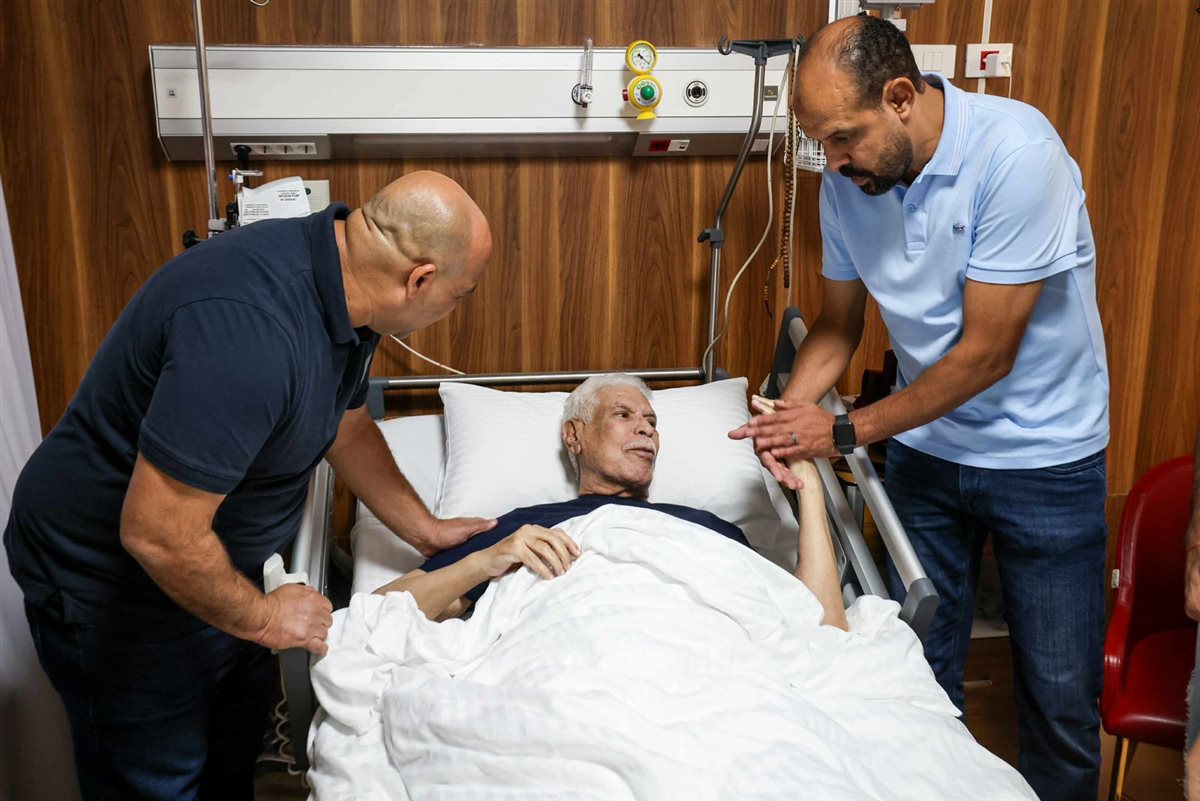 لاعبو النادي الأهلي يزورون حسن شحاتة للاطمئنان على صحته