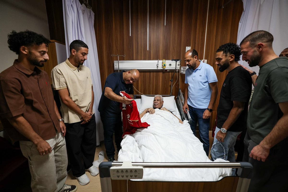 لاعبو النادي الأهلي يزورون حسن شحاتة للاطمئنان على صحته