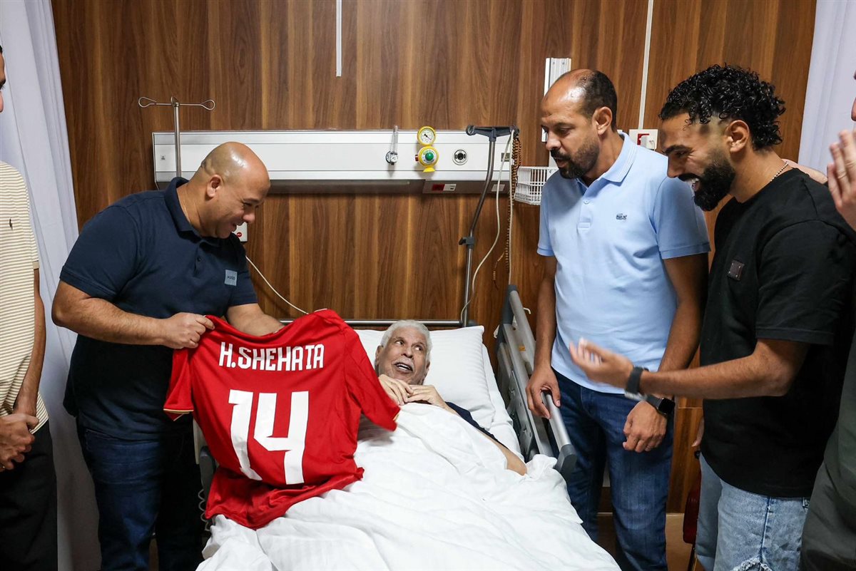 لاعبو النادي الأهلي يزورون حسن شحاتة للاطمئنان على صحته