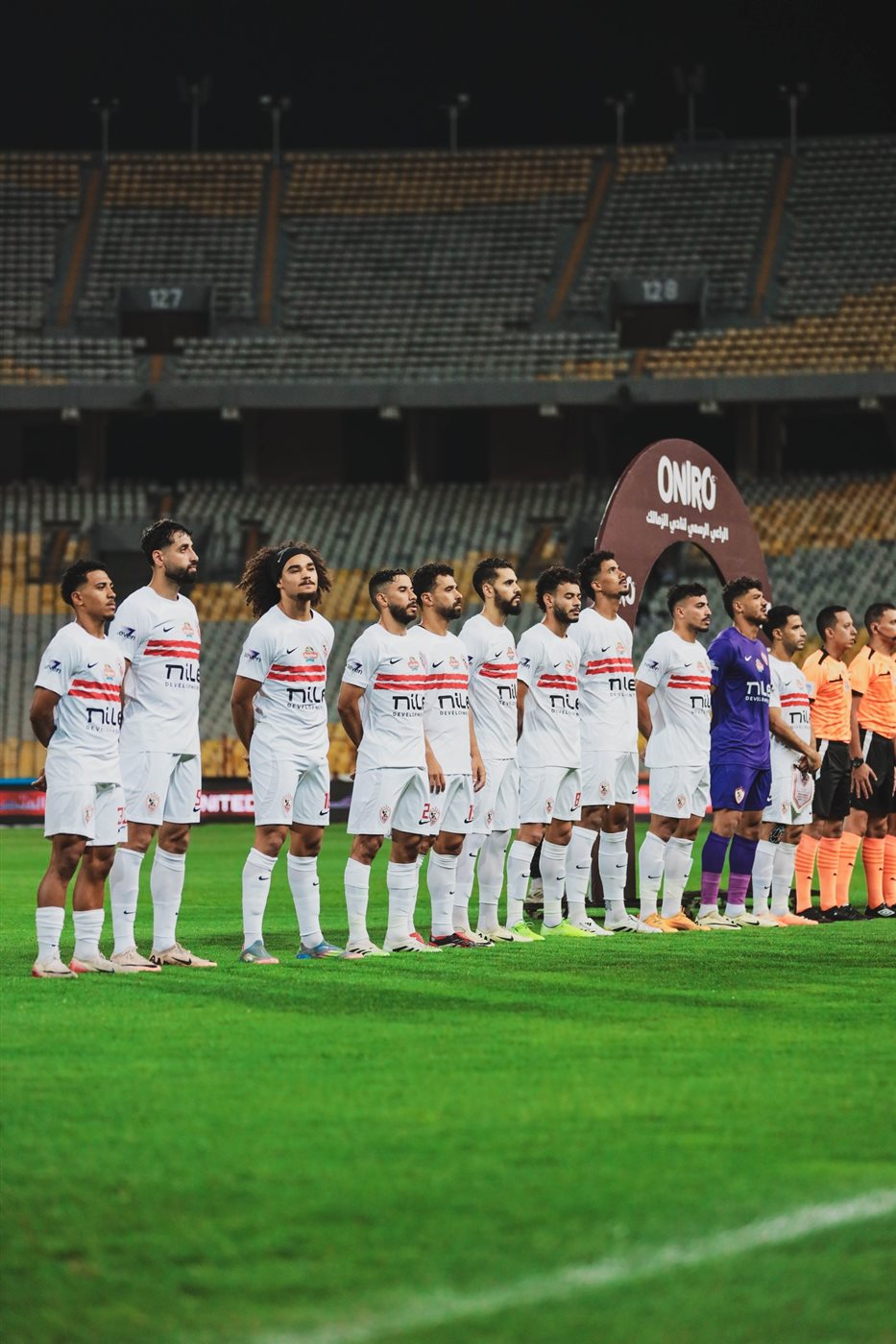 الفريق الأول لكرة القدم في نادي الزمالك يرتدي قمصان شركة الملابس الجديدة