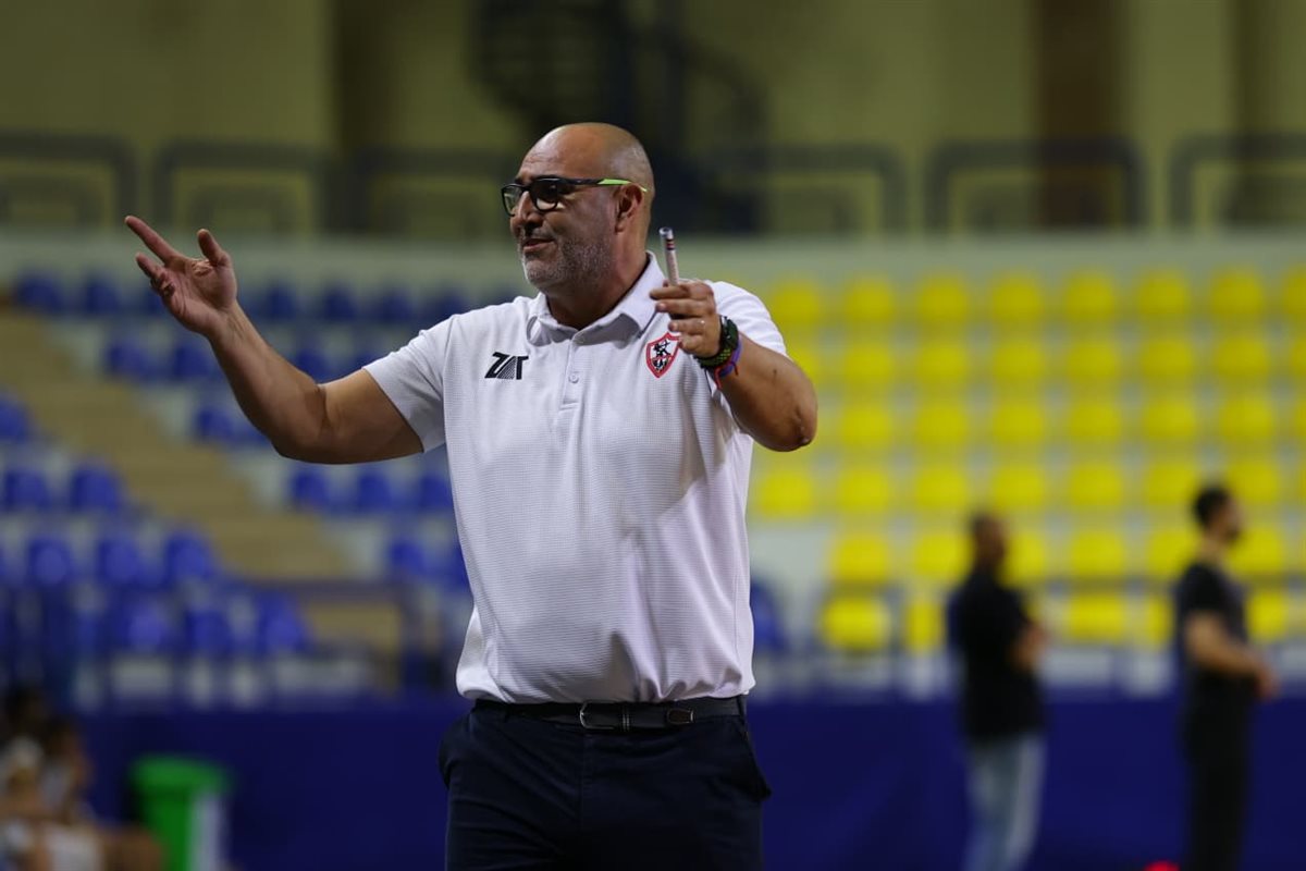 مدرب الزمالك يرتدي قمصان شركة قديمة 