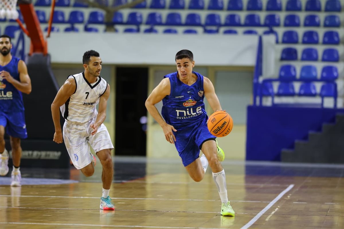 فريق كرة السلة في الزمالك يرتدي قمصان شركة سابقة 