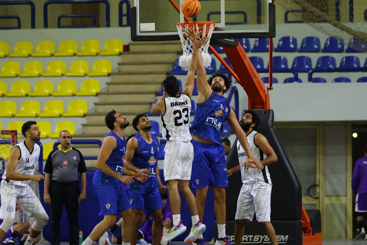 فريق كرة السلة في الزمالك يرتدي قمصان شركة سابقة 