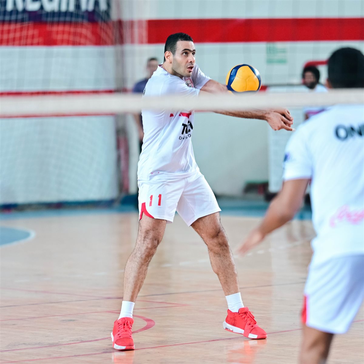 فريق الكرة الطائرة في الزمالك يرتدي قمصان شركة سابقة 