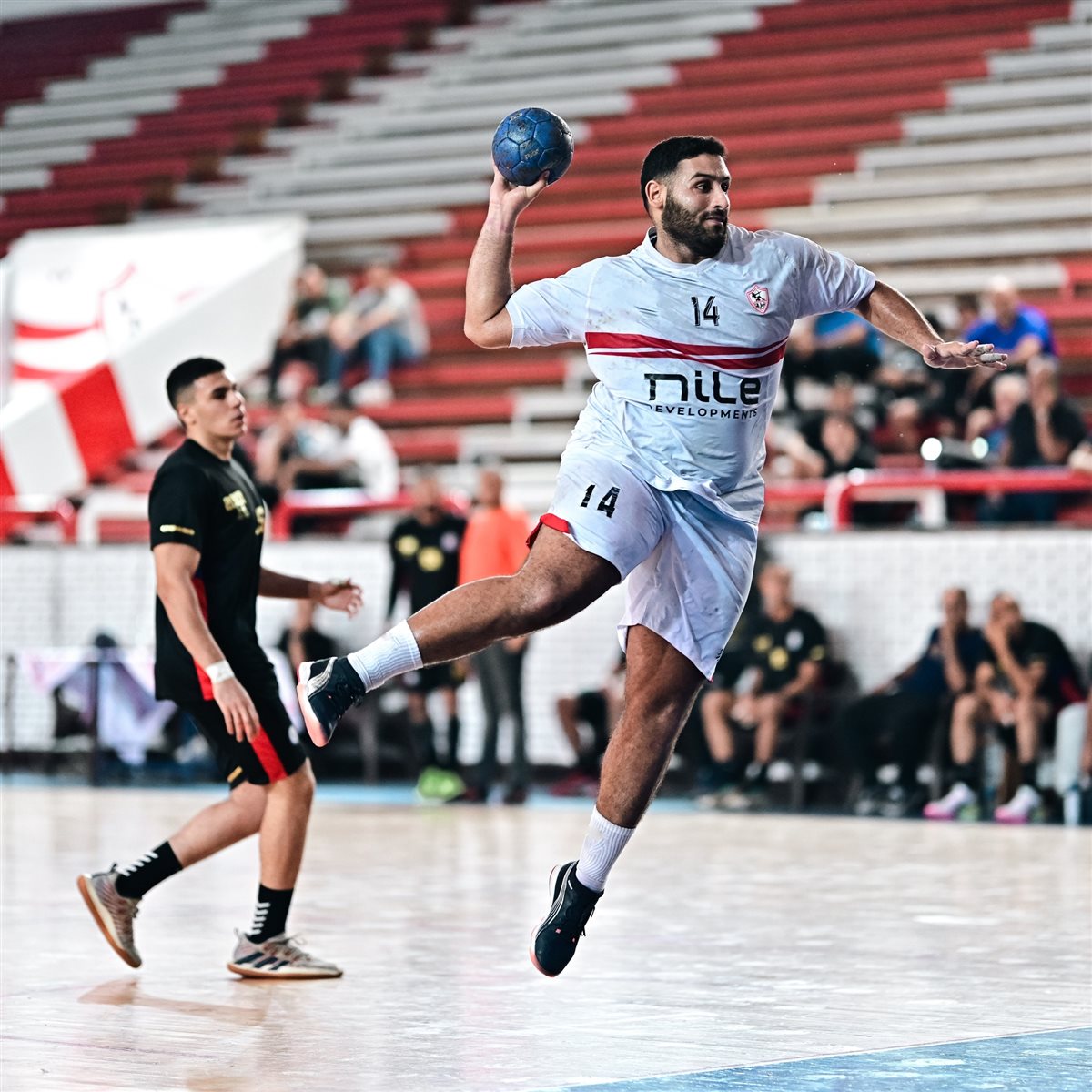 فريق كرة اليد في الزمالك يرتدي قمصان شركة سابقة 