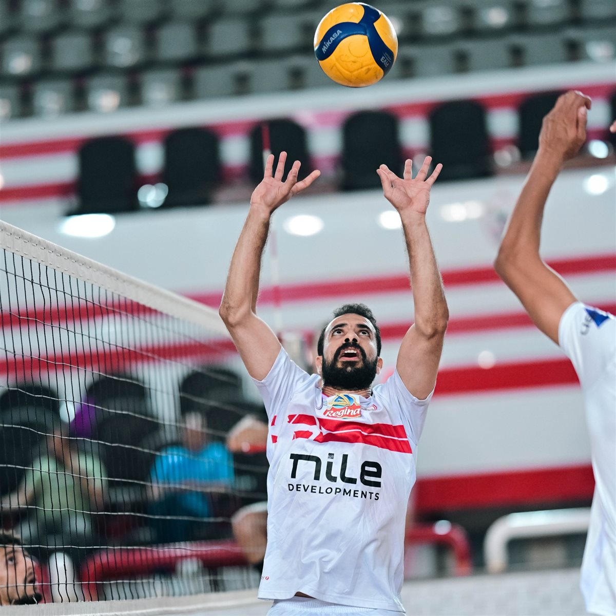 فريق الكرة الطائرة في الزمالك يرتدي قمصان شركة سابقة 