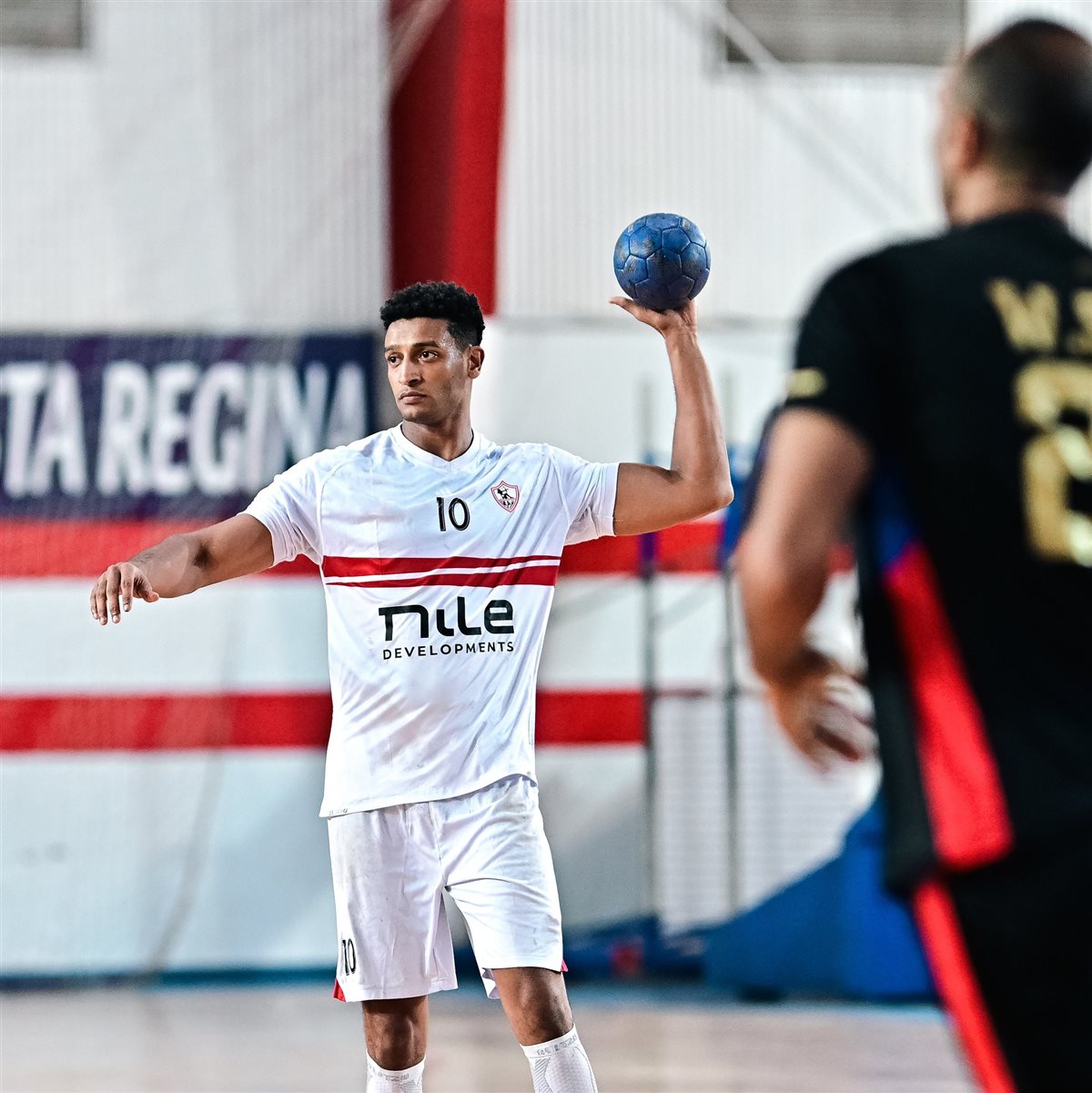 فريق كرة اليد في الزمالك يرتدي قمصان شركة سابقة 