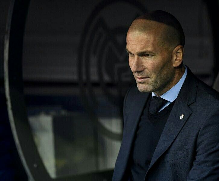 الأسطورة الفرنسية زين الدين زيدان المدير الفني السابق لفريق ريال مدريد وقائد منتخب فرنسا