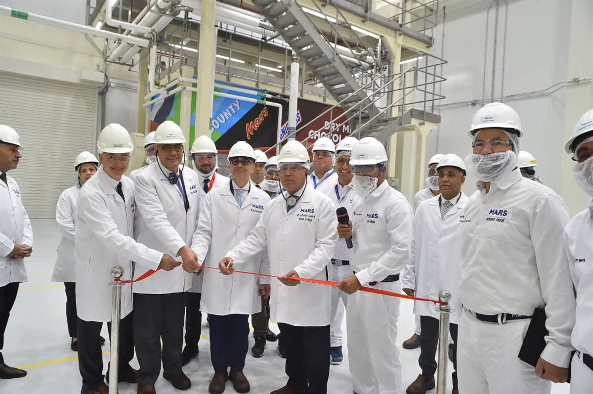 محافظ الجيزة يشهد تدشين خطوط الإنتاج الجديدة لشركة 