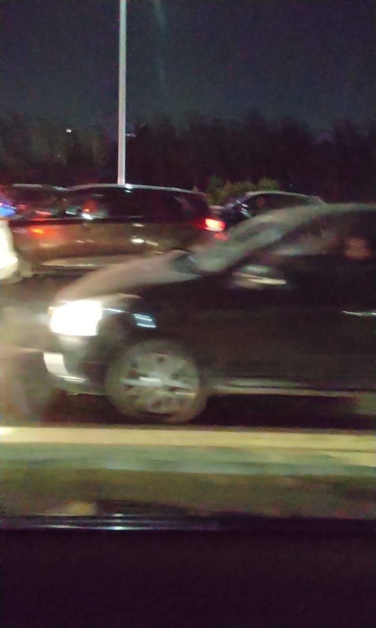 تصادم عدة سيارات أعلى دائري الهرم باتجاه المحور يتسبب في شلل مروري