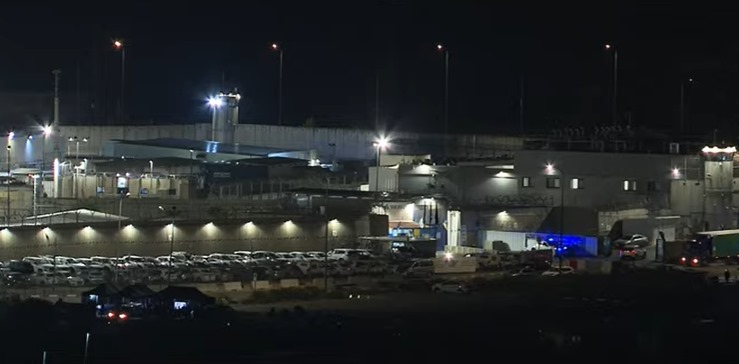 سيارات الصليب الأحمر تدخل إلى سجن عوفر الإسرائيلي لنقل الأسرى الفلسطينيين المفرج عنهم